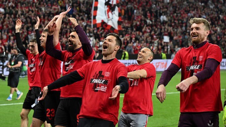 Leverkusen is "lonely and defeated" in Europe, how many matches away from its unprecedented record?